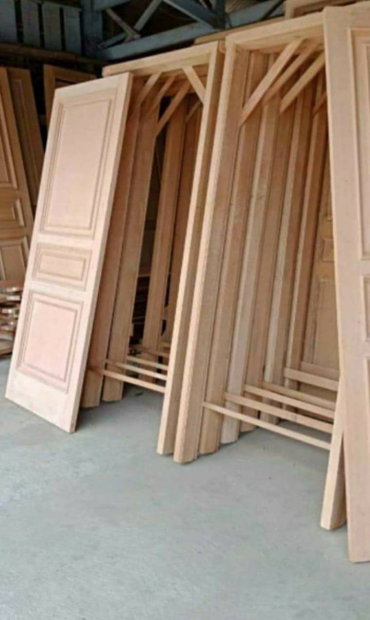 Daun pintu belum difinishing