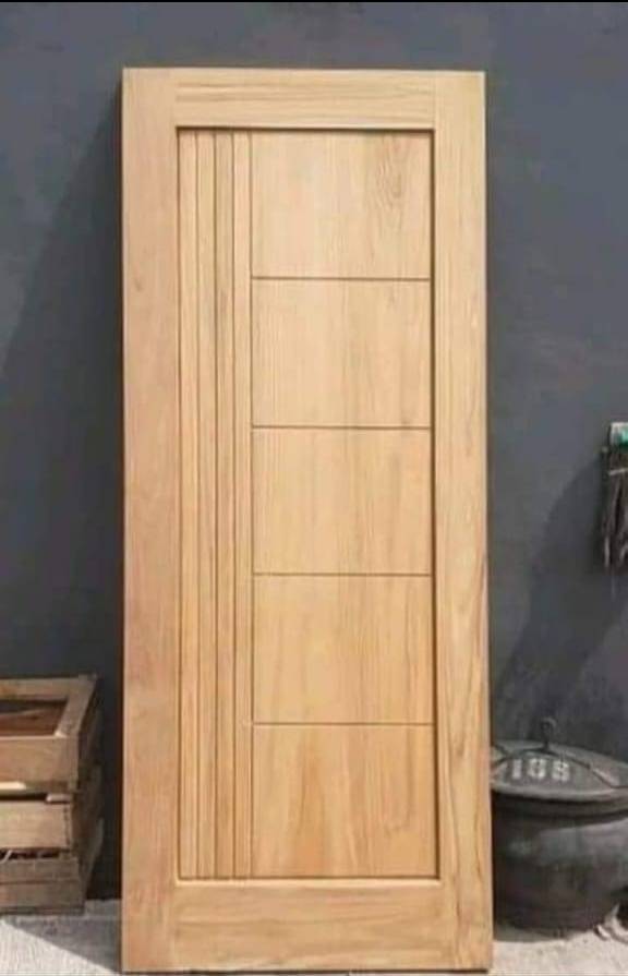 Pintu kayu polos