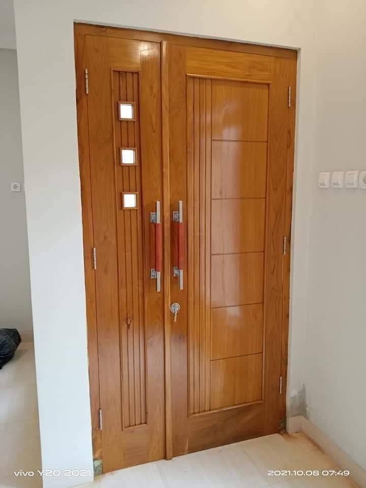 Pintu ganda dengan jendela kecil