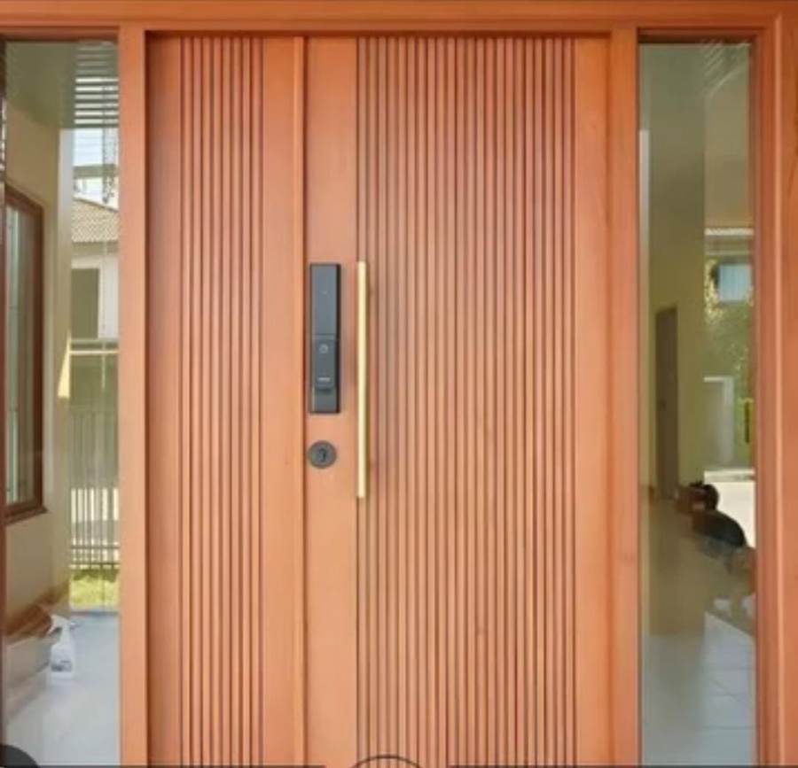 Pintu kayu dengan alur vertikal buatan UD Berkah Illahi