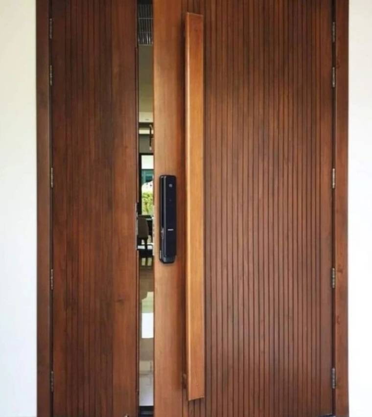 Pintu alur vertikal dengan handle panjang